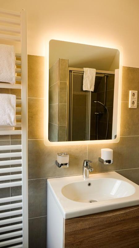 Single Room with Private Bathroom in Hallway image 2