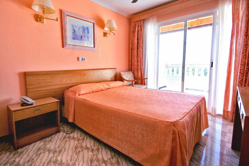 Twin Room with Garden View image 3