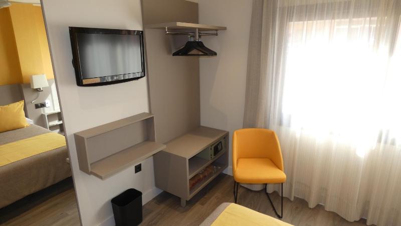 Double or Twin Room image 3