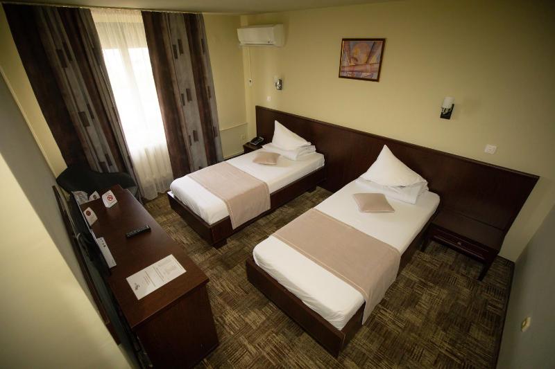 Twin Room image 1
