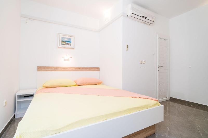 Standard One-Bedroom Apartment with Balcony and Garden View image 2
