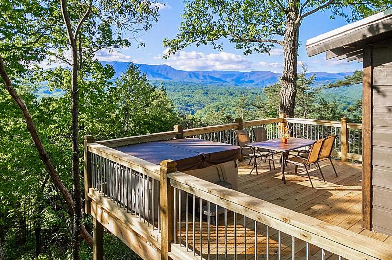 Smoky Mountain tranquility Hot Tub 560 FREE tickets each paid day!!! - image 16