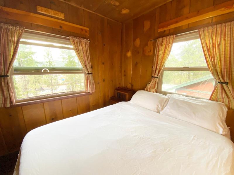 Queen Room with En Suite Bathroom image 4