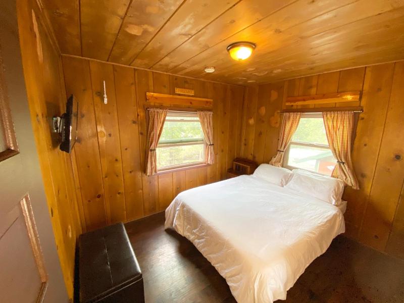 Private Queen Room with Shared Bathroom image 1
