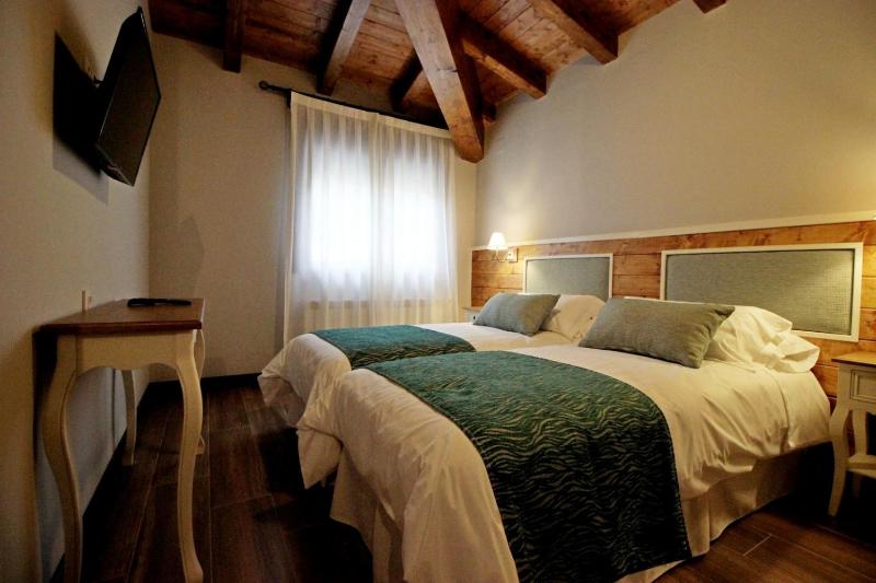 Twin Room with Garden View image 4