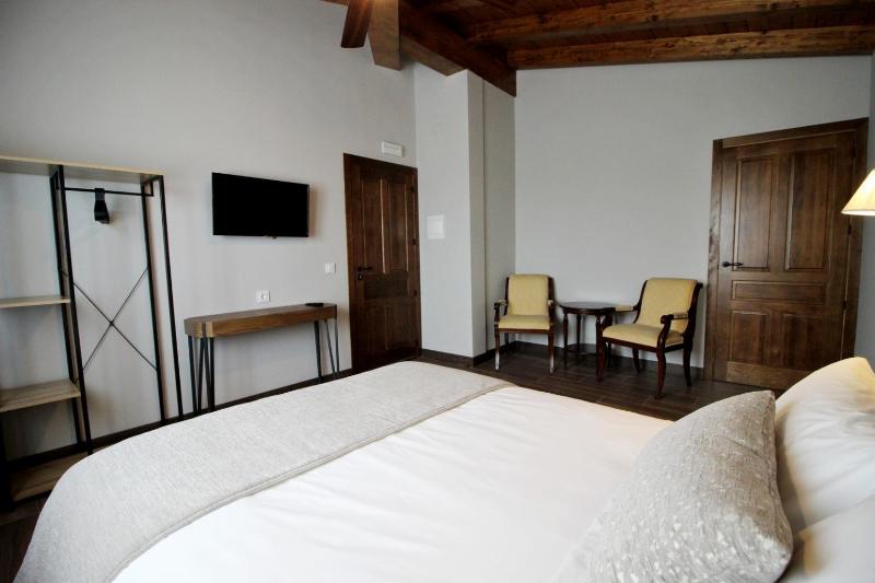 Double Room image 3