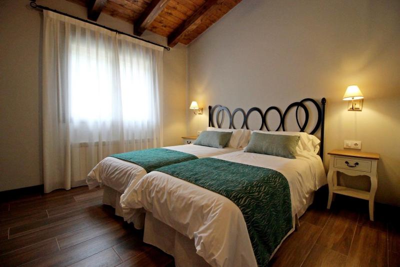 Twin Room image 4