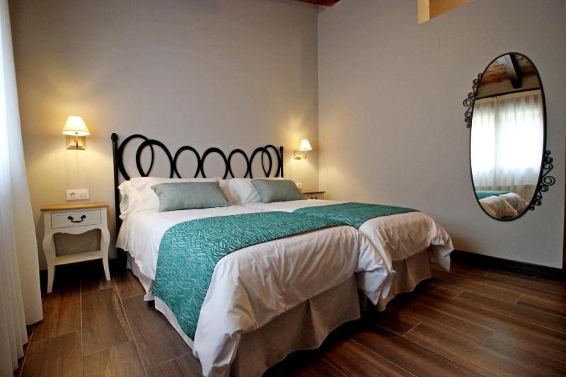 Twin Room image 3