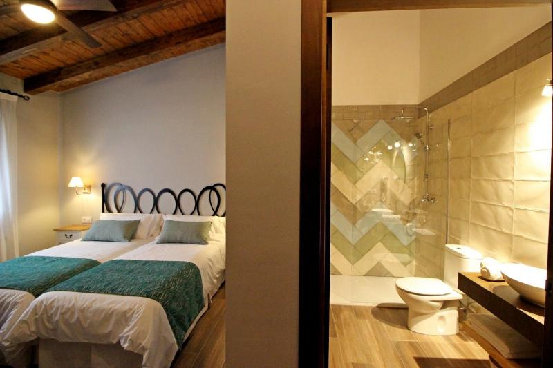 Twin Room image 2