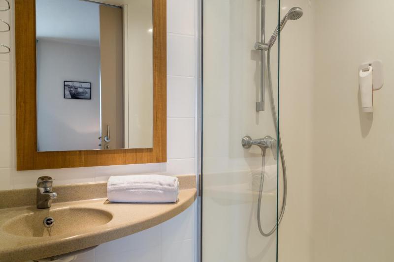 Twin Room image 4