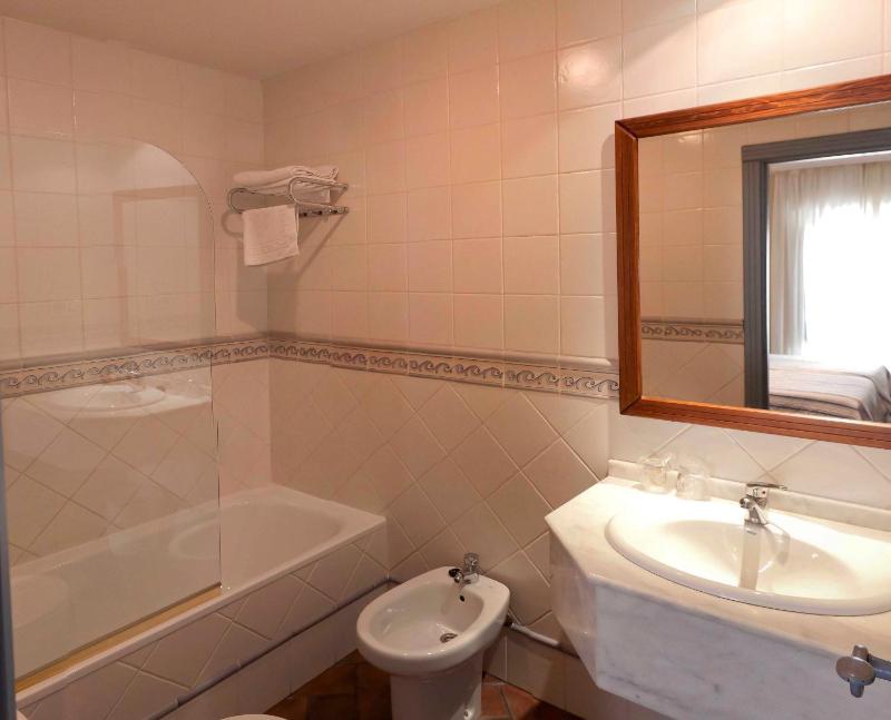 Double or Twin Room image 4