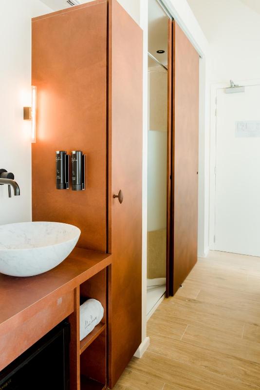 Double Room with Balcony image 2