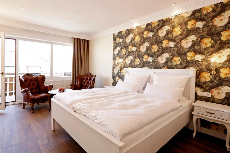 Double Room with Balcony image 4