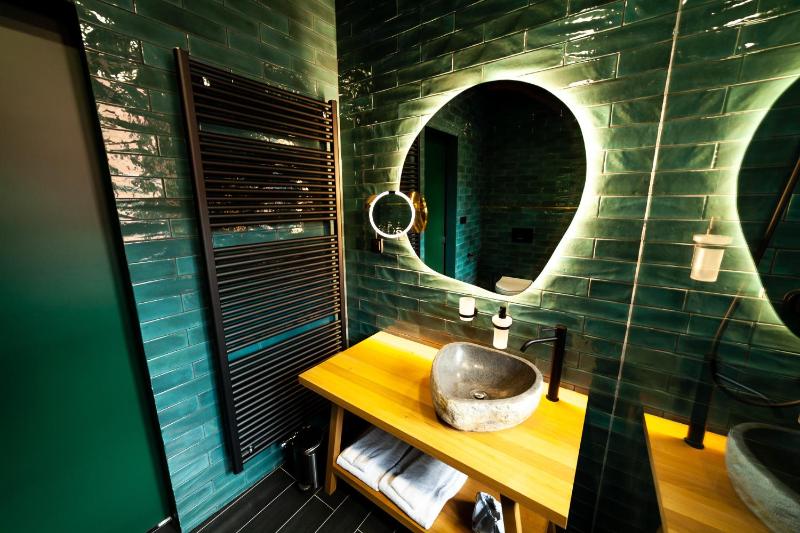 One-Bedroom Apartment image 3