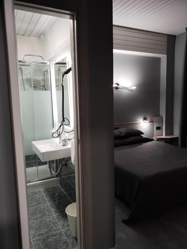 Double Room image 3