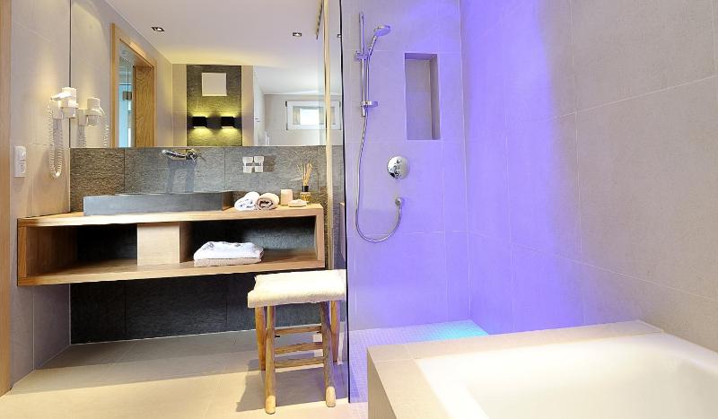 Deluxe Double Room with Balcony image 3