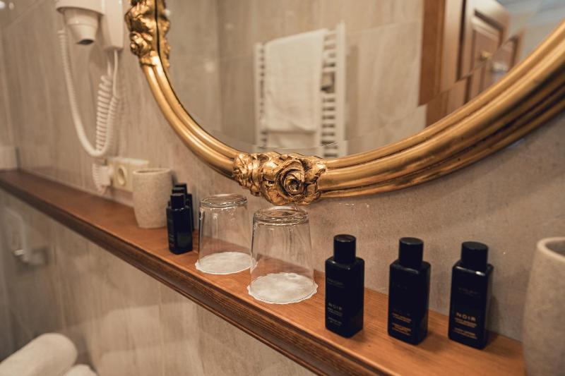 Economy Double Room image 3