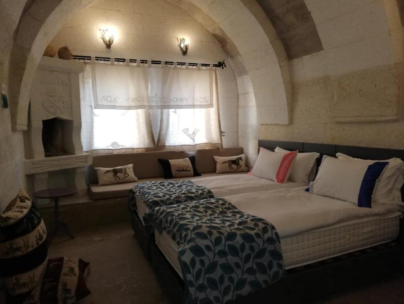 Twin Room with Mountain View image 3