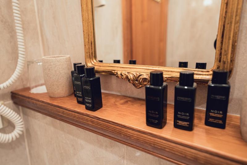 Deluxe King Room image 4