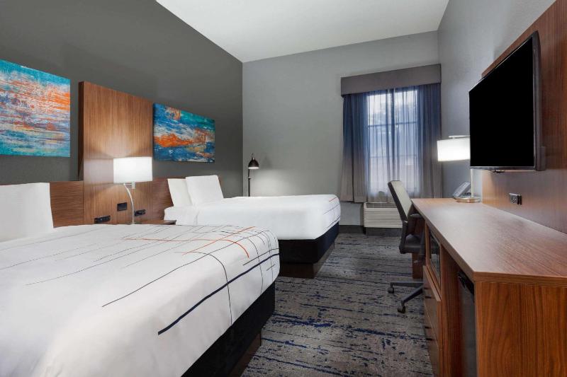 Queen Room with Two Queen Beds - Disability Access image 2