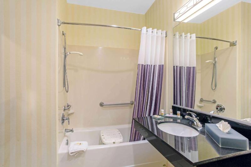 Double Room with Two Double Beds - Disability Access image 2