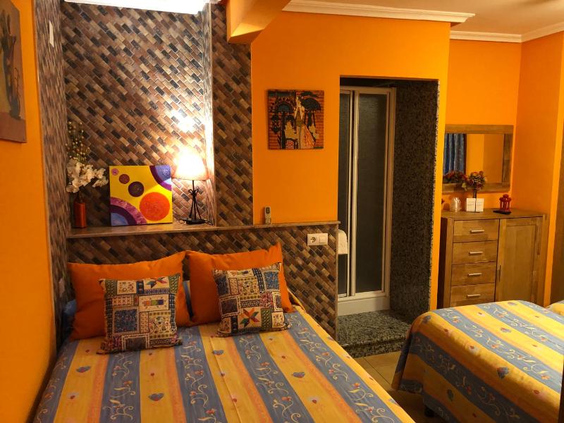 Double Orange Room image 3
