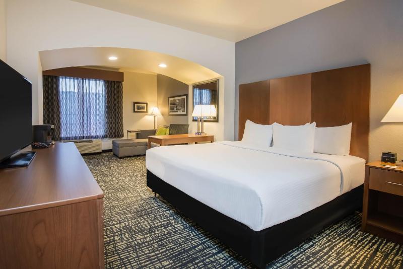 Deluxe King Room with Roll In Shower - Mobility Accessible/Non-Smoking image 4