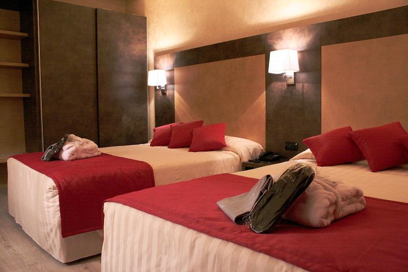 Deluxe Double Room with Two Double Beds image 3