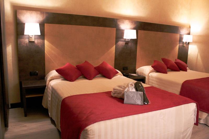 Deluxe Double Room with Two Double Beds image 4