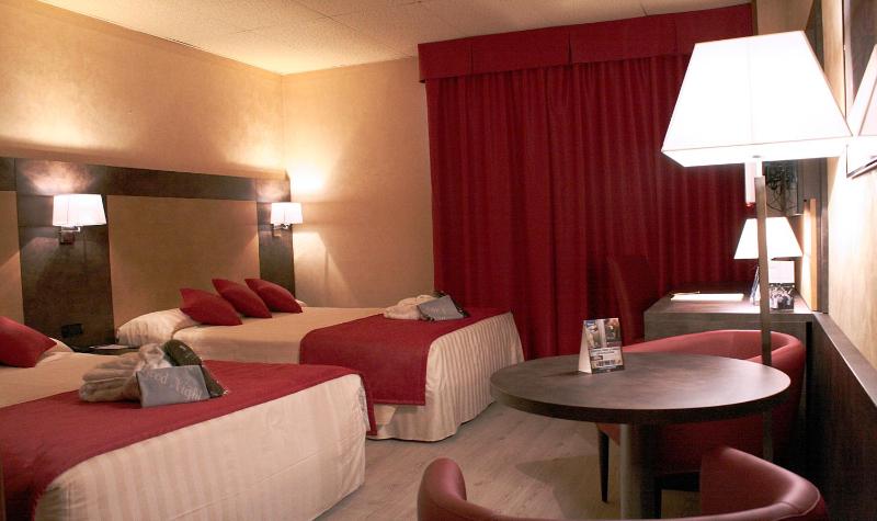 Deluxe Double Room with Two Double Beds image 2
