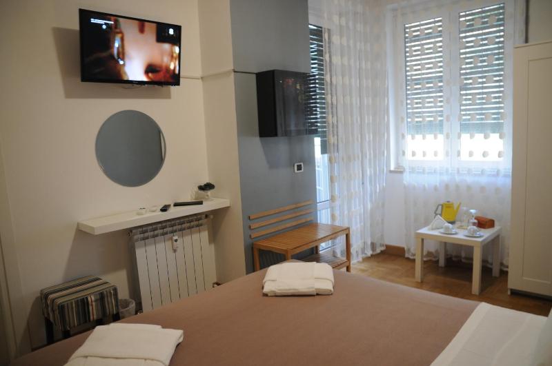 Double Room with Balcony image 4