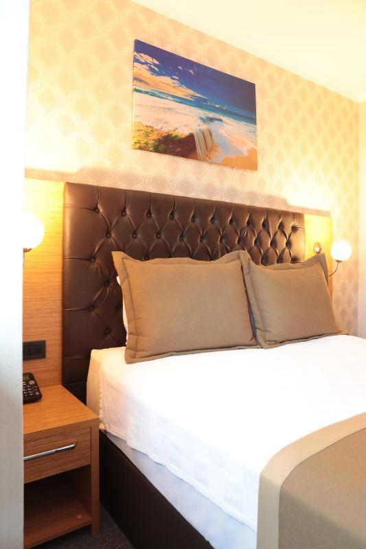 Standard Double Room image 4