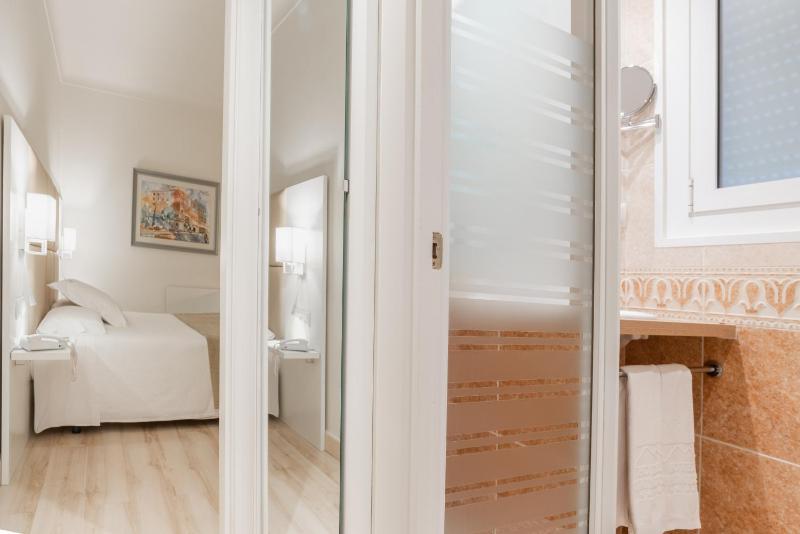 Single Room image 3