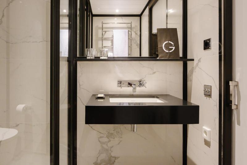 Basic Double Room with Spa Access image 2