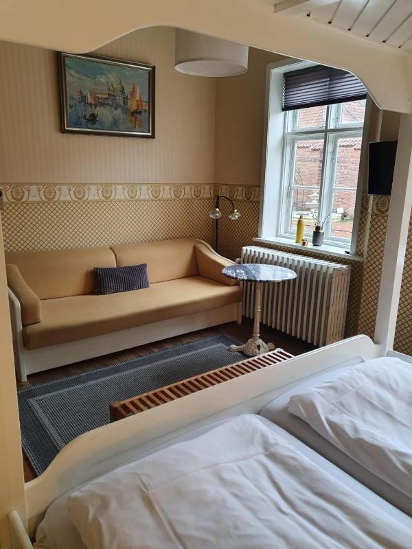 Four-Poster Bed in The Prison Inspector's Bedroom image 3