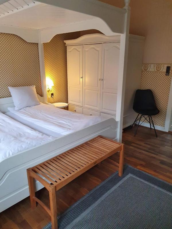 Four-Poster Bed in The Prison Inspector's Bedroom image 4