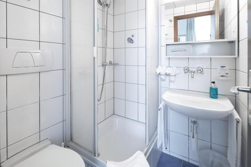 Deluxe Double Room with Air Conditioning image 4