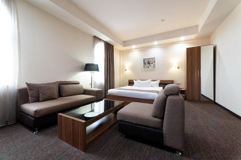 Deluxe Double Room image 3