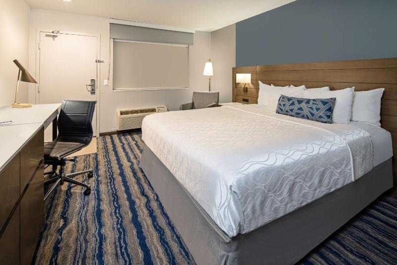 King Room with Bath Tub - Disability Access image 2