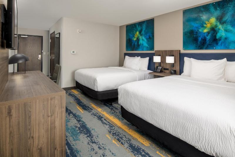 Queen Room with Two Queen Beds and Bath Tub - Mobility Accessible/Non-Smoking image 3