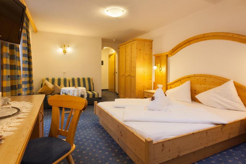 Double Room with Balcony image 2