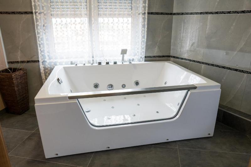 Double Room with Spa Bath image 4