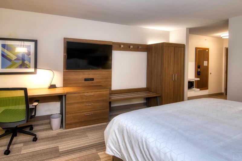 Standard King Room with Walk-In Shower image 2