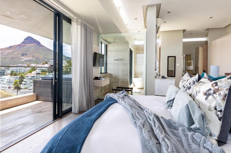 Executive Suite with Sea View image 2