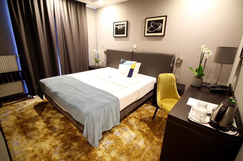 Standard Twin Room image 4