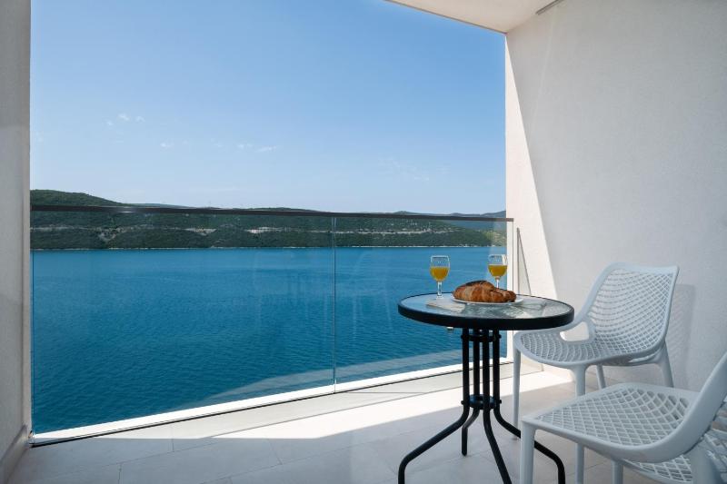 Deluxe Double or Twin Room with Sea View image 2