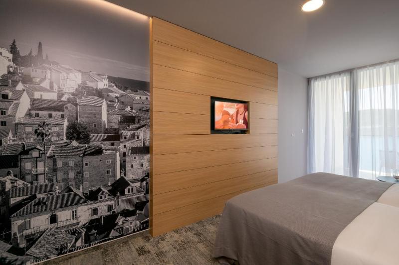 Deluxe Double or Twin Room with Sea View image 4