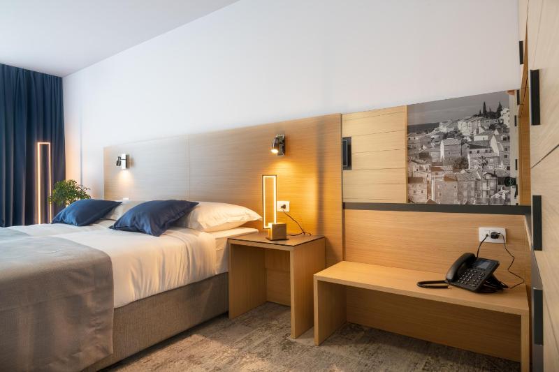 Deluxe Double or Twin Room with Sea View image 3
