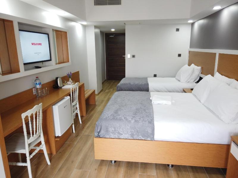 Triple Room with Balcony image 2