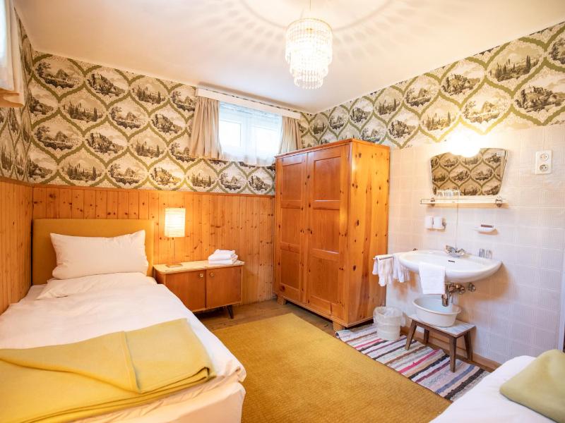 Twin Room with Shared Bathroom - Basement image 3